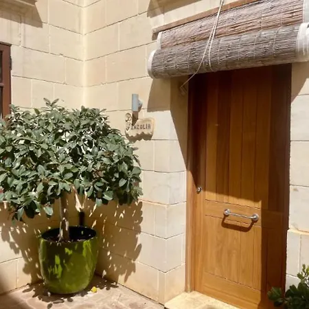 Homestay Inzolia - Peaceful With Pool Il-Pergla